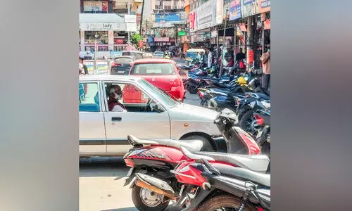 ഇവിടത്തെ കുരുക്കാണ് കുരുക്ക്; ഗതാഗതക്കുരുക്കിൽ വലഞ്ഞ് അടിമാലി ഇവിടത്തെ കുരുക്കാണ് കുരുക്ക്; ഗതാഗതക്കുരുക്കിൽ വലഞ്ഞ് അടിമാലി