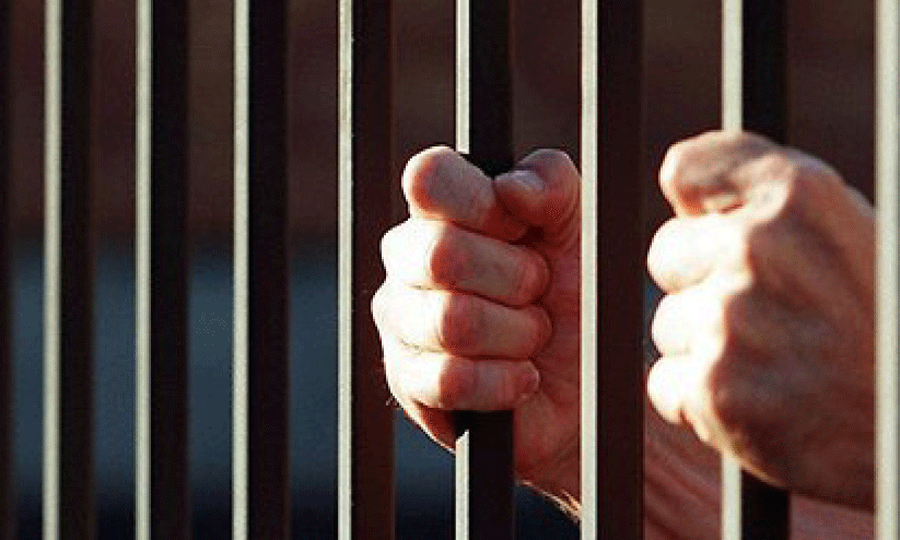 മ​യ​ക്കു​മ​രു​ന്ന് പി​ടി​കൂ​ടി​യ സം​ഭ​വം; പ്ര​തി​ക്ക് അ​ഞ്ചു​വ​ർ​ഷം ത​ട​വും 3000 ദീ​നാ​ർ പി​ഴ​യും