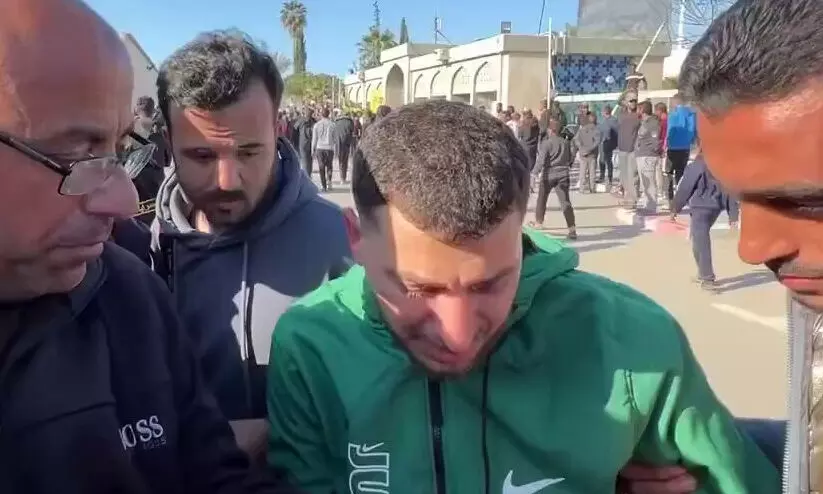 ഇസ്രായേൽ ജയിലിൽ നിന്നും മോചിതനായി എത്തുമ്പോഴേക്കും ഭാര്യയും മകളും മരിച്ചു; കണ്ണീരണിഞ്ഞ് ഫലസ്തീൻ യുവാവ് ഇസ്രായേൽ ജയിലിൽ നിന്നും മോചിതനായി എത്തുമ്പോഴേക്കും ഭാര്യയും മകളും മരിച്ചു; കണ്ണീരണിഞ്ഞ് ഫലസ്തീൻ യുവാവ്