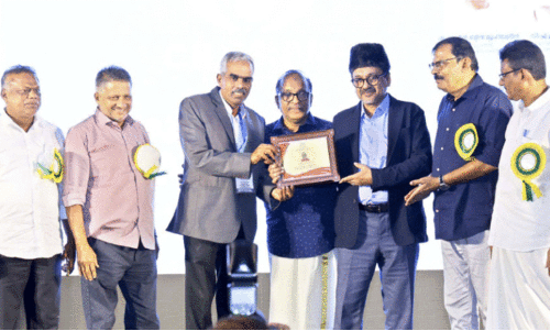 സി.​എ​ച്ച് സെ​ന്‍റ​ർ പു​ര​സ്‌​കാ​രം ജ​മാ​ൽ മ​ന​യ​ത്തി​ന് സ​മ്മാ​നി​ച്ചു