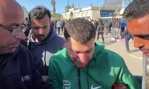 ഇസ്രായേൽ ജയിലിൽ നിന്നും മോചിതനായി എത്തുമ്പോഴേക്കും ഭാര്യയും മകളും മരിച്ചു; കണ്ണീരണിഞ്ഞ് ഫലസ്തീൻ യുവാവ്