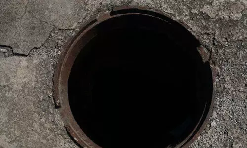 കൊൽക്കത്തയിൽ മാൻഹോൾ വൃത്തിയാക്കുന്നതിനിടെ വീണ് മൂന്ന് തൊഴിലാളികളെ കാണാതായി