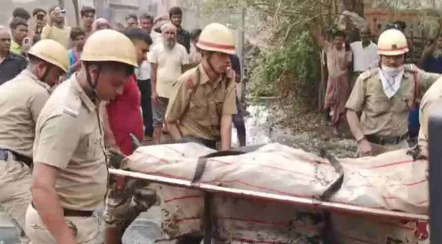 കൽക്കട്ടയിലെ ഡ്രെയ്നേജിൽ വീണ മൂന്ന് തൊഴിലാളികൾ മരിച്ചു; അപകടം സുപ്രീംകോടതി കൈകൊണ്ട് അഴുക്കുചാലുകൾ വൃത്തിയാക്കുന്നത് നിരോധിച്ചതിനു തൊട്ടുപിന്നാലെ കൽക്കട്ടയിലെ ഡ്രെയ്നേജിൽ വീണ മൂന്ന് തൊഴിലാളികൾ മരിച്ചു; അപകടം സുപ്രീംകോടതി കൈകൊണ്ട് അഴുക്കുചാലുകൾ വൃത്തിയാക്കുന്നത് നിരോധിച്ചതിനു തൊട്ടുപിന്നാലെ