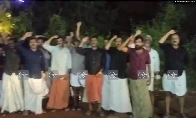 വടകര സി.പി.എമ്മിൽ വിഭാഗീയത പുകയുന്നു; പി.കെ. ദിവാകരനെ ജില്ല കമ്മിറ്റിയിൽനിന്ന് പുറത്താക്കിയതിനെതിരെ പ്രകടനം വടകര സി.പി.എമ്മിൽ വിഭാഗീയത പുകയുന്നു; പി.കെ. ദിവാകരനെ ജില്ല കമ്മിറ്റിയിൽനിന്ന് പുറത്താക്കിയതിനെതിരെ പ്രകടനം