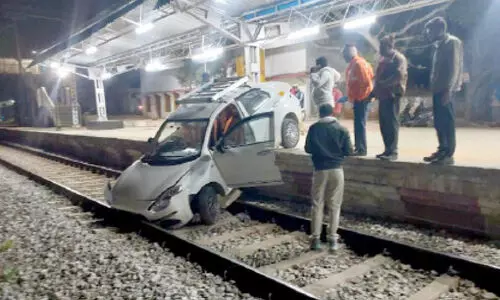 ല​ക്കു​കെ​ട്ട ഡ്രൈ​വ​ർ റെ​യി​ൽ​വെ സ്റ്റേ​ഷ​നി​ൽ ട്രാ​ക്കി​ലേ​ക്ക് കാ​ർ ഓ​ടി​ച്ചു​ക​യ​റ്റി