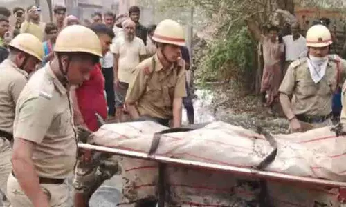 കൽക്കട്ടയിലെ ഡ്രെയ്നേജിൽ വീണ മൂന്ന് തൊഴിലാളികൾ മരിച്ചു; അപകടം സുപ്രീംകോടതി കൈകൊണ്ട് അഴുക്കുചാലുകൾ വൃത്തിയാക്കുന്നത് നിരോധിച്ചതിനു തൊട്ടുപിന്നാലെ