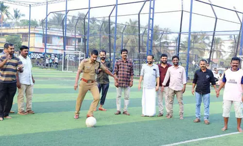 കാ​ൽ​പ​ന്തി​ൽ ജീ​വ​ന​ക്കാ​ർ ‘ഏ​റ്റു​മു​ട്ടി’