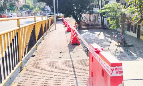 സ്കൂൾ വിദ്യാർഥികൾക്ക്​ ഭീഷണിയായി ഇ​രു​മ്പു​കൈ​വ​രി​ക്കു പ​ക​രം പ്ലാ​സ്റ്റി​ക് വ​ള്ളി