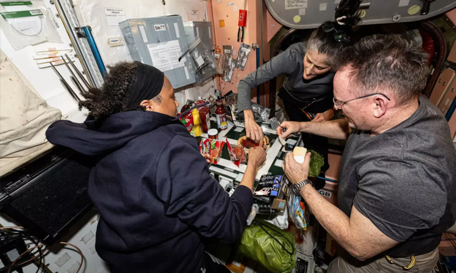 ഭൂമിയിൽ തിരിച്ചെത്തിയാലുടൻ പിസ്സ കഴിക്കണമെന്ന് സുനിത വില്യംസ്