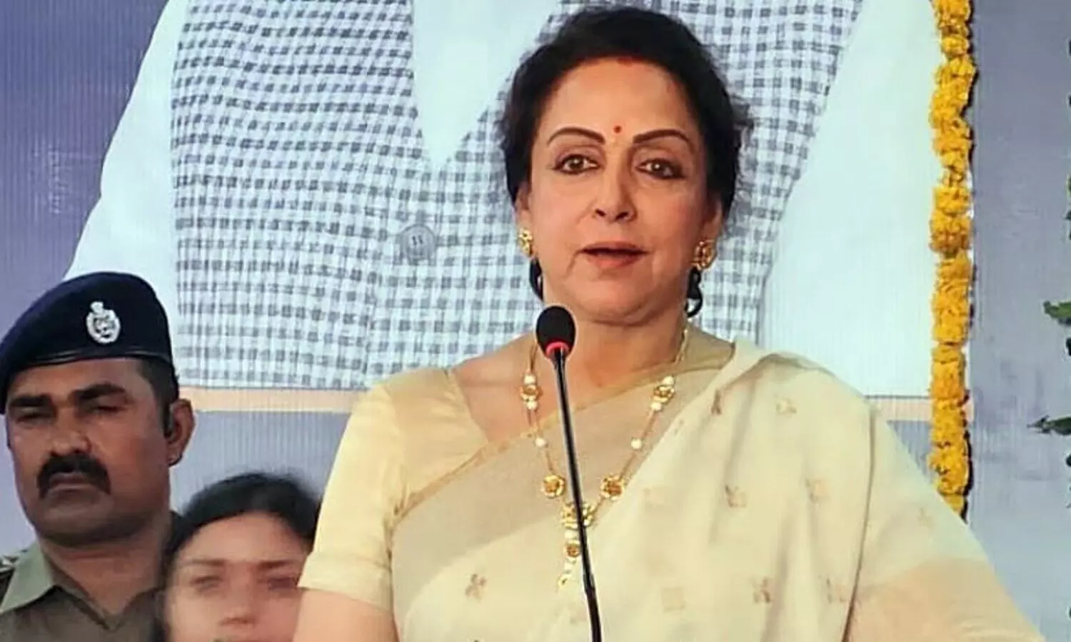 കുംഭമേളക്കിടെ 30 പേർ മരിച്ചത് ‘അത്ര വലിയ സംഭവമല്ലെ’ന്ന് ഹേമ മാലിനി; വിമർശനവുമായി കോൺഗ്രസ്