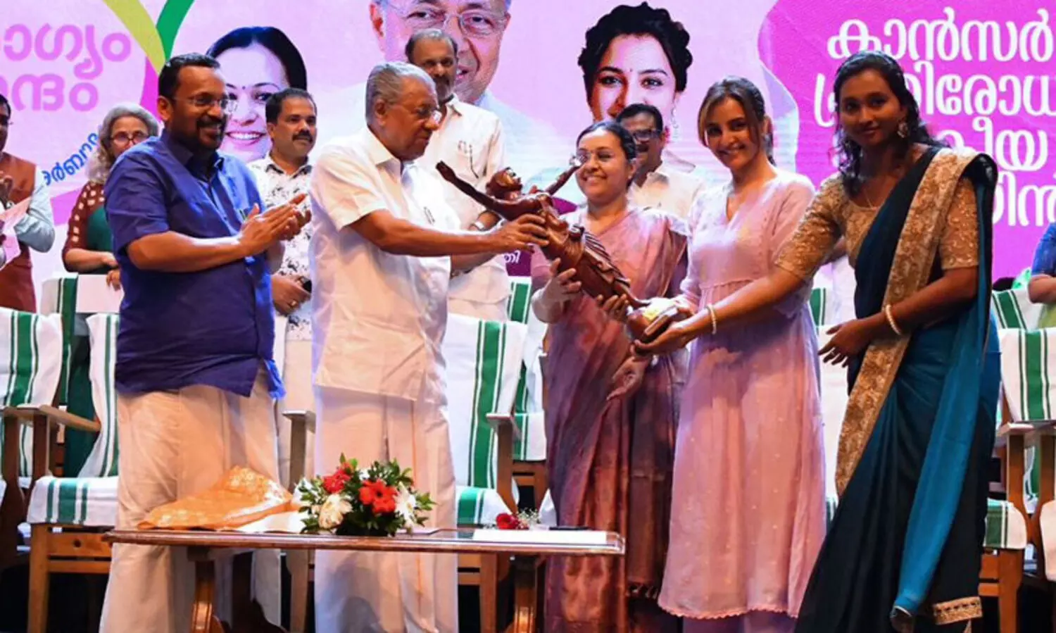 വരുന്ന ഒരു വര്‍ഷം കൊണ്ട് കാന്‍സര്‍ രോഗസാധ്യതയുള്ള മുഴുവന്‍ പേരേയും കണ്ടെത്തി ചികിത്സ ഉറപ്പാക്കും- മുഖ്യമന്ത്രി