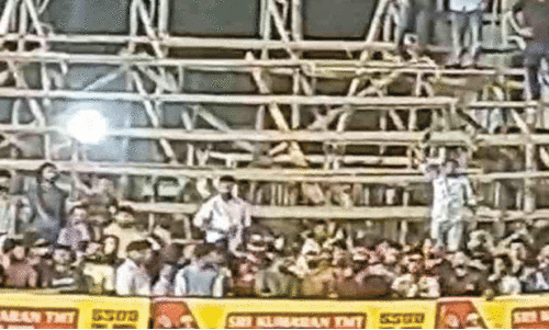 ഫുട്ബാൾ മത്സരത്തിനിടെ ഗാലറിയുടെ വശം തകര്‍ന്നു പത്ത് പേർക്ക് പരിക്ക്