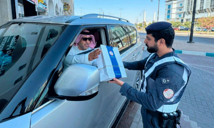 നി​യ​മം പാ​ലി​ച്ച ഡ്രൈ​വ​ർ​മാ​ർ​ക്ക് സ​മ്മാ​നം ന​ൽ​കി പൊ​ലീ​സ്