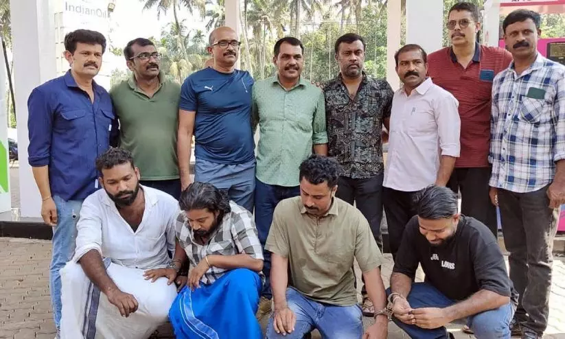 18.5 കിലോ കഞ്ചാവ് ബാൻഡ് ഡ്രമ്മിനുള്ളിൽ ഒളിപ്പിച്ച നിലയിൽ; നിലമ്പൂരിൽ നാല് പേർ പിടിയിൽ 18.5 കിലോ കഞ്ചാവ് ബാൻഡ് ഡ്രമ്മിനുള്ളിൽ ഒളിപ്പിച്ച നിലയിൽ; നിലമ്പൂരിൽ നാല് പേർ പിടിയിൽ