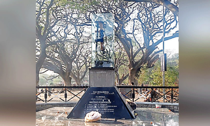 ധീര ജവാന്മാരുടെ ഓർമക്കായി പാലക്കാട്ടും സ്മാരകം ധീര ജവാന്മാരുടെ ഓർമക്കായി പാലക്കാട്ടും സ്മാരകം