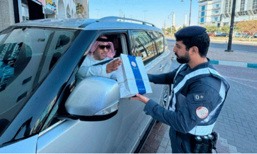 നി​യ​മം പാ​ലി​ച്ച ഡ്രൈ​വ​ർ​മാ​ർ​ക്ക് സ​മ്മാ​നം ന​ൽ​കി പൊ​ലീ​സ്