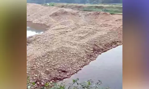 വാ​ണി​മേ​ൽ പു​ഴ ന​വീ​ക​ര​ണ വി​വാ​ദം; പു​ഴ​യി​ൽ​നി​ന്ന് മാ​റ്റി​യ മ​ൺ​കൂ​ന നീ​ക്കി​യി​ല്ല