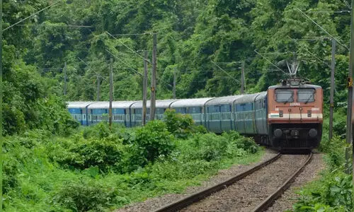 ദുരിതം കൂട്ടി അശാസ്ത്രീയ സമയക്രമം; യാത്രക്കാർ പെരുവഴിയിൽ