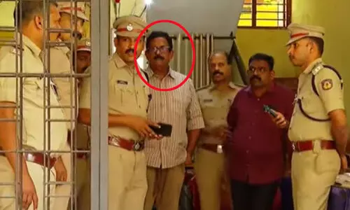 ‘ട്രെയിനിൽ പോയെന്ന് തെറ്റിദ്ധരിപ്പിക്കാൻ റെയിൽവെ സ്റ്റേഷനിൽ കാർ വെച്ചു, ബസ് യാത്രക്കിടെ കുന്നംകുളത്ത് നിന്ന് പിടികൂടി’ -മുക്കം ഹോട്ടൽ പീഡനത്തിൽ പ്രതിയെ പിടികൂടിയത് വിവരിച്ച് പൊലീസ് ‘ട്രെയിനിൽ പോയെന്ന് തെറ്റിദ്ധരിപ്പിക്കാൻ റെയിൽവെ സ്റ്റേഷനിൽ കാർ വെച്ചു, ബസ് യാത്രക്കിടെ കുന്നംകുളത്ത് നിന്ന് പിടികൂടി’ -മുക്കം ഹോട്ടൽ പീഡനത്തിൽ പ്രതിയെ പിടികൂടിയത് വിവരിച്ച് പൊലീസ്