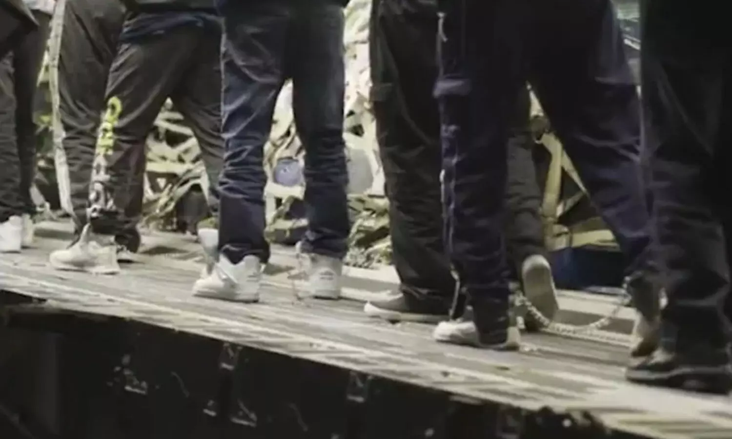 കൈകാലുകളിൽ വിലങ്ങുമായി ഇന്ത്യക്കാർ; ദൃശ്യങ്ങൾ പുറത്തുവിട്ട് യു.എസ്