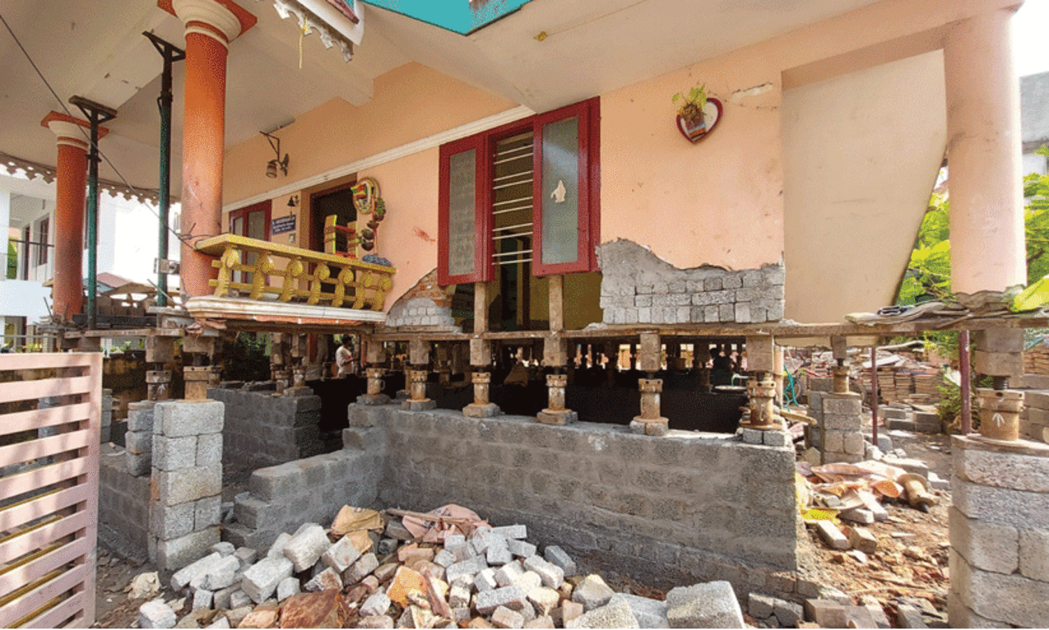 വെള്ളംകയറുന്ന പ്രദേശത്താണോ വീട്? എങ്കിൽ വീട് ഉയർത്താം -ഹൗസ് ലിഫ്റ്റിങ്ങിനെക്കുറിച്ച് അറിയേണ്ട കാര്യങ്ങൾ