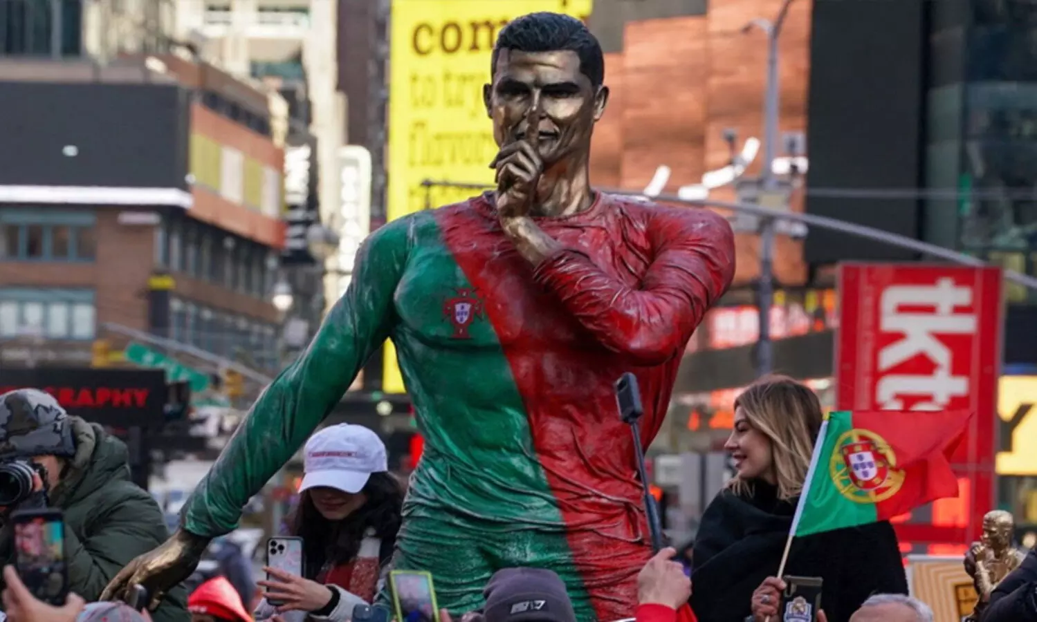 40ാം ജന്മദിനത്തിൽ റൊണാൾഡോയുടെ കൂറ്റൻ പ്രതിമ ടൈംസ് സ്ക്വയറിൽ