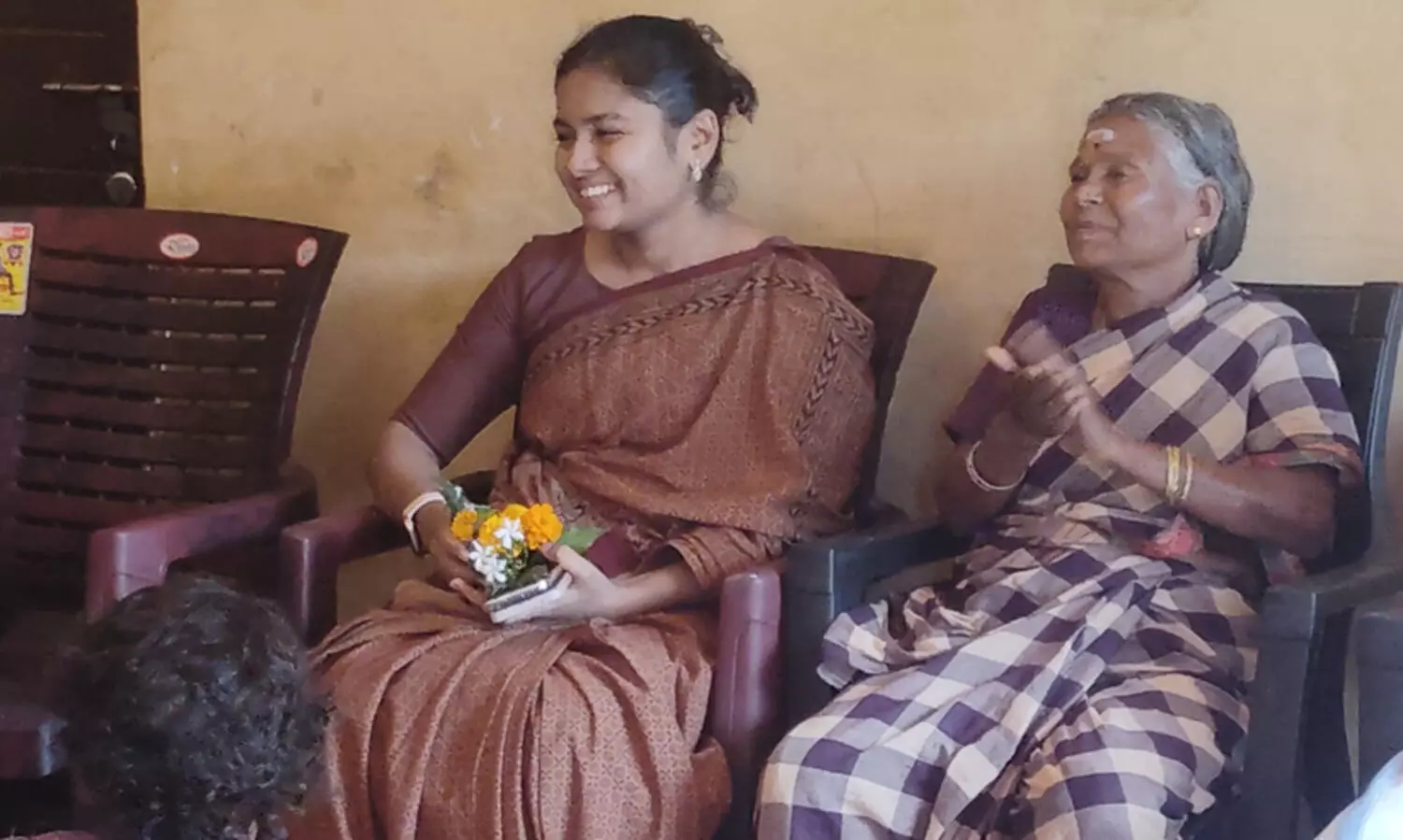 കലക്ടർ നഞ്ചിയമ്മയുടെ വീട്ടിൽ; ഭൂമി അന്യാധീനപ്പെട്ടത് പരിശോധിക്കുമെന്ന് ഉറപ്പ്