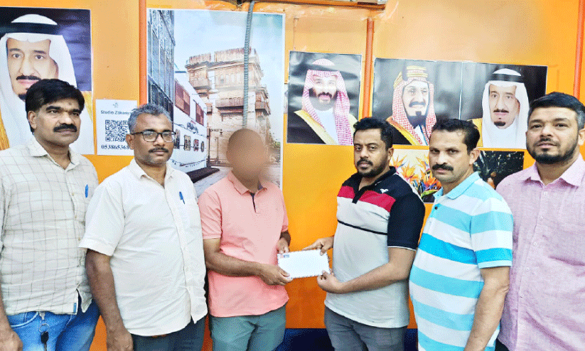 കെ.എം.സി.സി വിമാന ടിക്കറ്റ് നൽകി കെ.എം.സി.സി വിമാന ടിക്കറ്റ് നൽകി