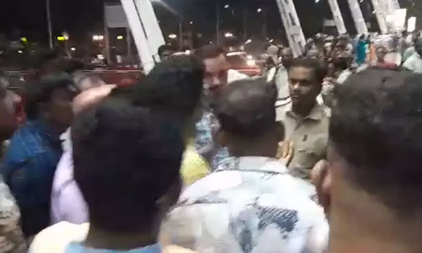 അബൂദബിയിലേക്കുള്ള എയര്‍ ഇന്ത്യ എക്‌സ്പ്രസ് 12 മണിക്കൂർ വൈകി; തിരുവനന്തപുരത്ത് യാത്രക്കാരുടെ ബഹളം