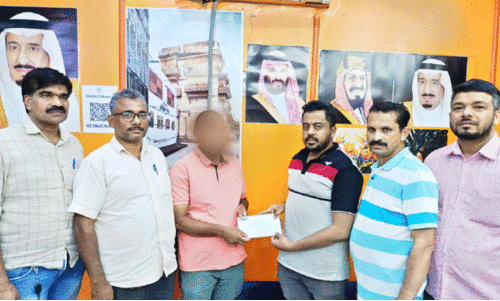 കെ.​എം.​സി.​സി വി​മാ​ന ടി​ക്ക​റ്റ് ന​ൽ​കി