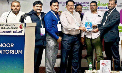 യൂ​സു​ഫ് കാ​ക്ക​ഞ്ചേ​രി​ക്ക് റി​യാ​ദ് കെ.​എം.​സി.​സി മ​ല​പ്പു​റം ജി​ല്ലാ വെ​ൽ​ഫെ​യ​ർ വി​ങ്​ യാ​ത്ര​യ​യ​പ്പ്