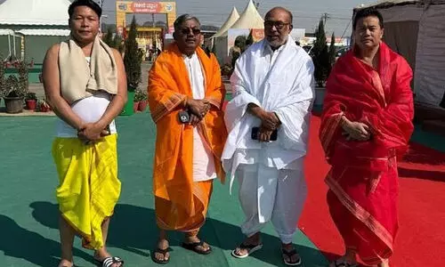 കുംഭമേളയിലെത്തി സ്നാനം നടത്തി മണിപ്പൂർ മുഖ്യമന്ത്രി; ജനങ്ങൾക്ക് വേണ്ടി പ്രാർഥിക്കാനായാണ് എത്തിയതെന്നും ബിരേൻ സിങ്