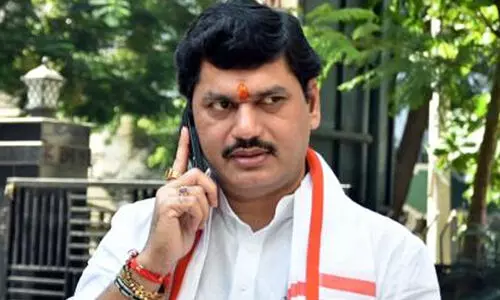 ഒരുമിച്ചു ജീവിച്ച സ്​ത്രീക്ക്​ മഹാരാഷ്ട്ര മന്ത്രി പ്ര​തി​മാ​സം ര​ണ്ട്​ ല​ക്ഷം രൂ​പ ചെലവിന്​ നൽകണം