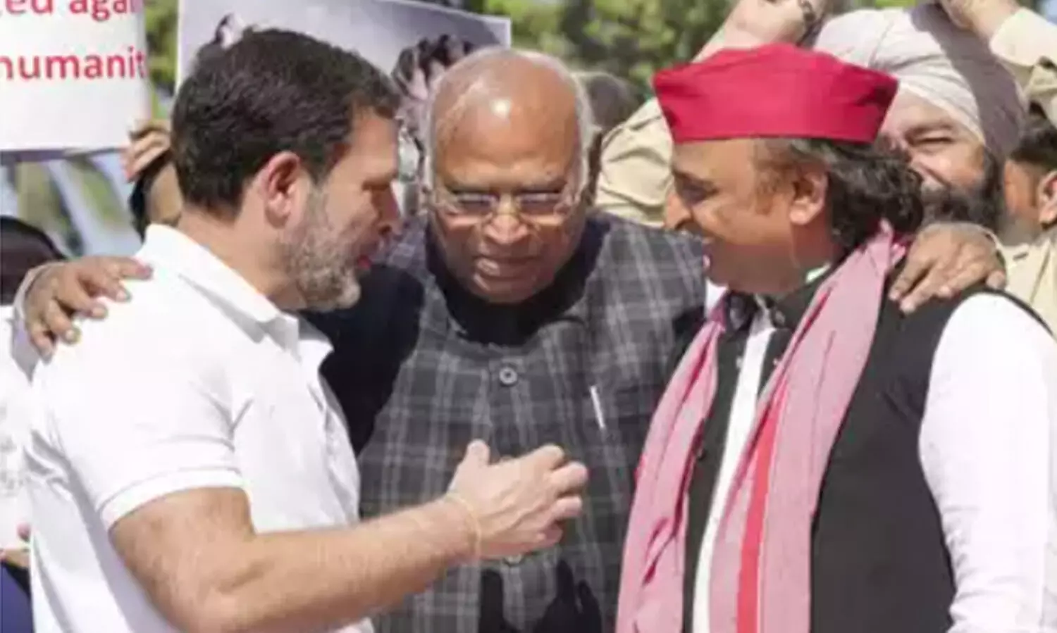 ഭിന്നതകൾക്കിടെ സൗഹൃദം പങ്കിട്ട് ചിരിച്ച് രാഹുലും അഖിലേഷും; തോളിൽ കൈയിട്ട് ഖാർഗെയും -ചിത്രങ്ങൾ വൈറൽ