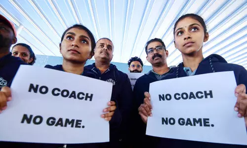 പ​രി​ശീ​ല​ക​ർ​ക്ക് അ​ക്ര​ഡി​റ്റേ​ഷ​നി​ല്ല; പ്ര​തി​ഷേ​ധ​വു​മാ​യി താ​ര​ങ്ങ​ൾ