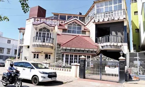 ക​രാ​റു​കാ​രു​ടെ വീ​ടു​ക​ളി​ൽ ആ​ദാ​യ​നി​കു​തി റെ​യ്ഡ്