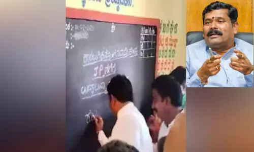 ‘ഭാ​ഗ്യം’​എ​ഴു​തി നി​ർ​ഭാ​ഗ്യം വാ​ങ്ങി ക​ന്ന​ട സാം​സ്കാ​രി​ക മ​ന്ത്രി