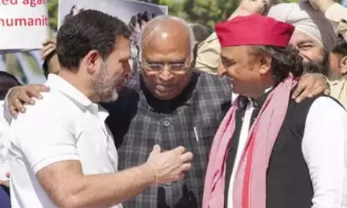 ഭിന്നതകൾക്കിടെ സൗഹൃദം പങ്കിട്ട് ചിരിച്ച് രാഹുലും അഖിലേഷും; തോളിൽ കൈയിട്ട് ഖാർഗെയും -ചിത്രങ്ങൾ വൈറൽ