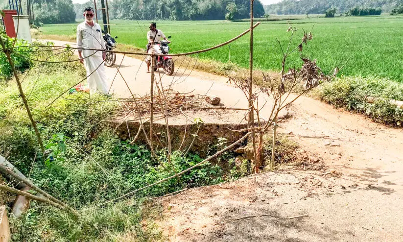ദു​രി​ത​മീ യാ​ത്ര; മ​ങ്ക​ര-​പെ​രു​മ​ഞ്ചി​റ തോ​ട്ടു​പാ​ലം ത​ക​ർ​ന്നി​ട്ട് ഒ​രു വ​ർ​ഷം