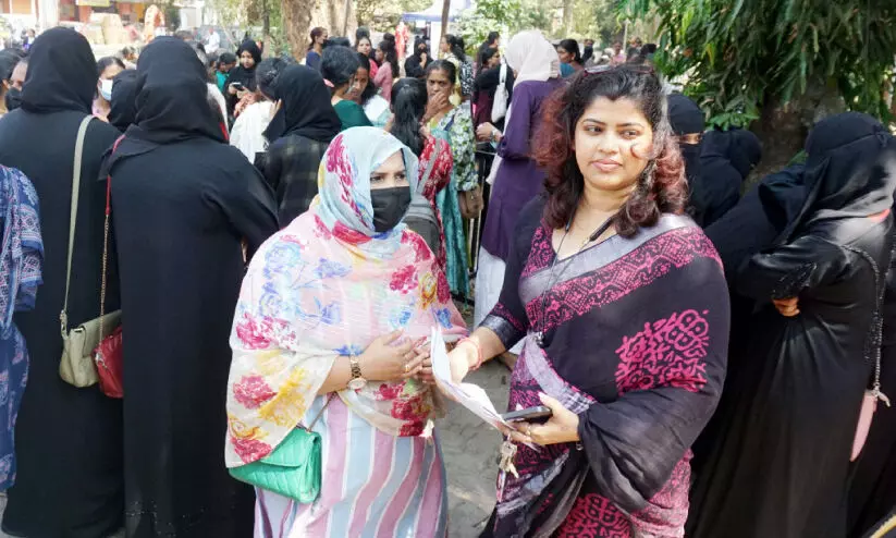 പാതിവില തട്ടിപ്പ്; ഇരകൾ കലക്ടറെ കാണാനെത്തി പാതിവില തട്ടിപ്പ്; ഇരകൾ കലക്ടറെ കാണാനെത്തി