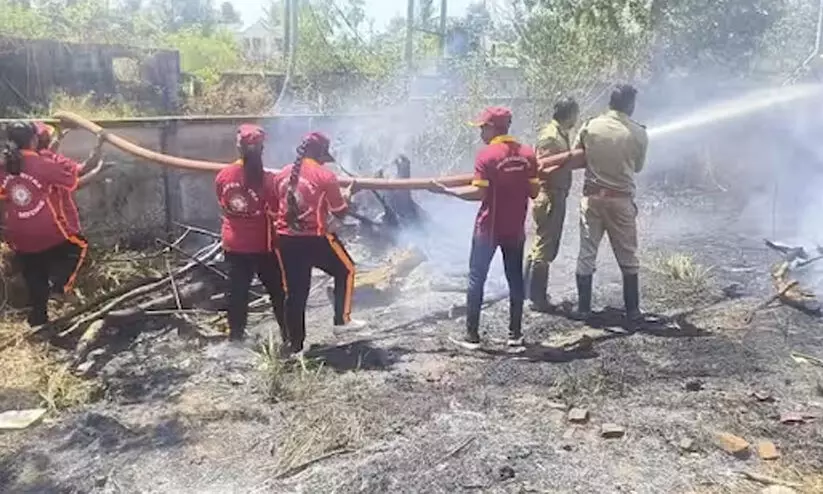 അമ്പലപ്പുഴ ജംഗ്ഷന് സമീപം കുറ്റിക്കാടിന് തീ പിടിച്ചു അമ്പലപ്പുഴ ജംഗ്ഷന് സമീപം കുറ്റിക്കാടിന് തീ പിടിച്ചു