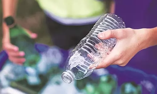 പൊ​തു​യോ​ഗ​ങ്ങ​ളി​ലും ച​ട​ങ്ങു​ക​ളി​ലും പ്ലാ​സ്റ്റി​ക് കു​പ്പി​ക്ക് നി​രോ​ധ​നം