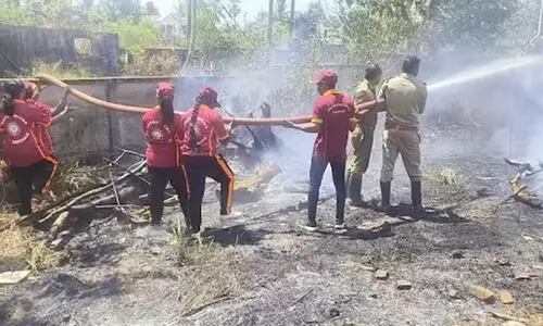 അമ്പലപ്പുഴ ജംഗ്ഷന് സമീപം കുറ്റിക്കാടിന് തീ പിടിച്ചു