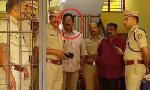 ഇത് നിനക്കുള്ള ആദ്യ ഡോസ്​, വീണ്ടും ഭീഷണിയുമായി മുക്കത്തെ ഹോട്ടലുടമ; താഴെ വീണ് പരിക്കേറ്റ് കിട​ക്കുമ്പോഴും അകത്തേക്ക് വലിച്ചു കൊണ്ടുപോകാൻ ശ്രമിച്ചുവെന്നും യുവതി