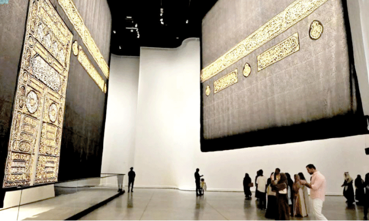 ജി​ദ്ദ വി​മാ​ന​ത്താ​വ​ള​ത്തി​ൽ ഇ​സ്​​ലാ​മി​ക്​ ആ​ർ​ട്​​സ്​ ബി​നാ​ലെ തു​ട​രു​ന്നു