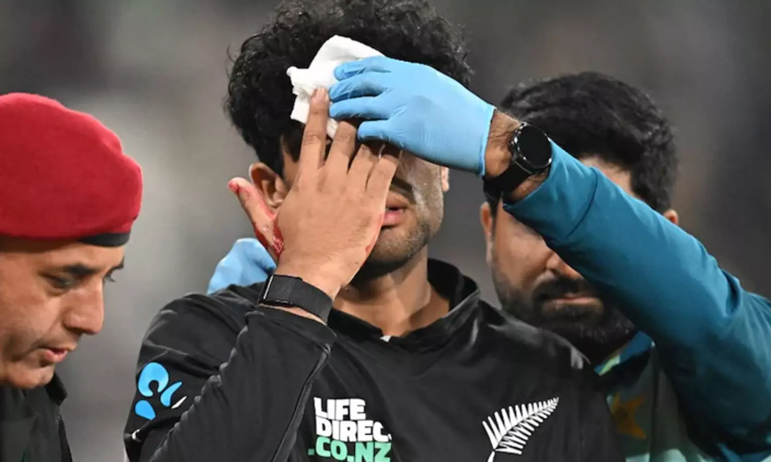 വില്ലനായി പാക് സ്റ്റേഡിയത്തിലെ വെളിച്ചം; പന്ത് നെറ്റിയിലിടിച്ച് ചോരവന്നതോടെ കളംവിട്ട് രചിൻ രവീന്ദ്ര