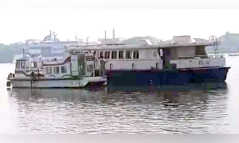 മട്ടാഞ്ചേരി ജെട്ടിക്ക്​ സമീപം യാത്രാബോട്ട് ​െചളിയിൽ കുടുങ്ങി