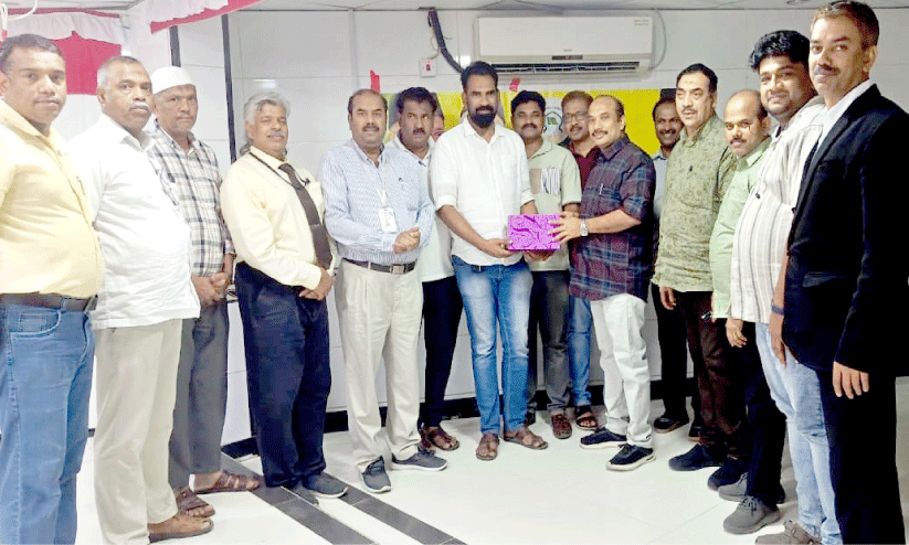 ന​സീ​ർ വാ​ണി​യ​മ്പ​ല​ത്തി​ന് കെ.​എം.​സി.​സി യാ​ത്ര​യ​യ​പ്പ് ന​ൽ​കി