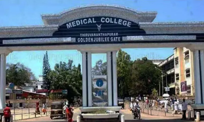 സൗ​ജ​ന്യ പ​രി​ശോ​ധ​ന അ​ട്ടി​മ​റി​ച്ച് മെ​ഡി​ക്ക​ൽ കോ​ള​ജ് അ​ധി​കൃ​ത​ർ