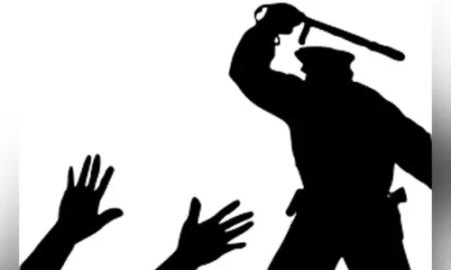 പൊ​ലീ​സ് പീ​ഡ​ന​ത്തി​ൽ എ​സ്.​ഐ​യു​ടെ പി​താ​വ് മ​രി​ച്ചു: മൃ​ത​ദേ​ഹ​വു​മാ​യി സ്റ്റേ​ഷ​ന് മു​ന്നി​ൽ പ്ര​തി​ഷേ​ധം